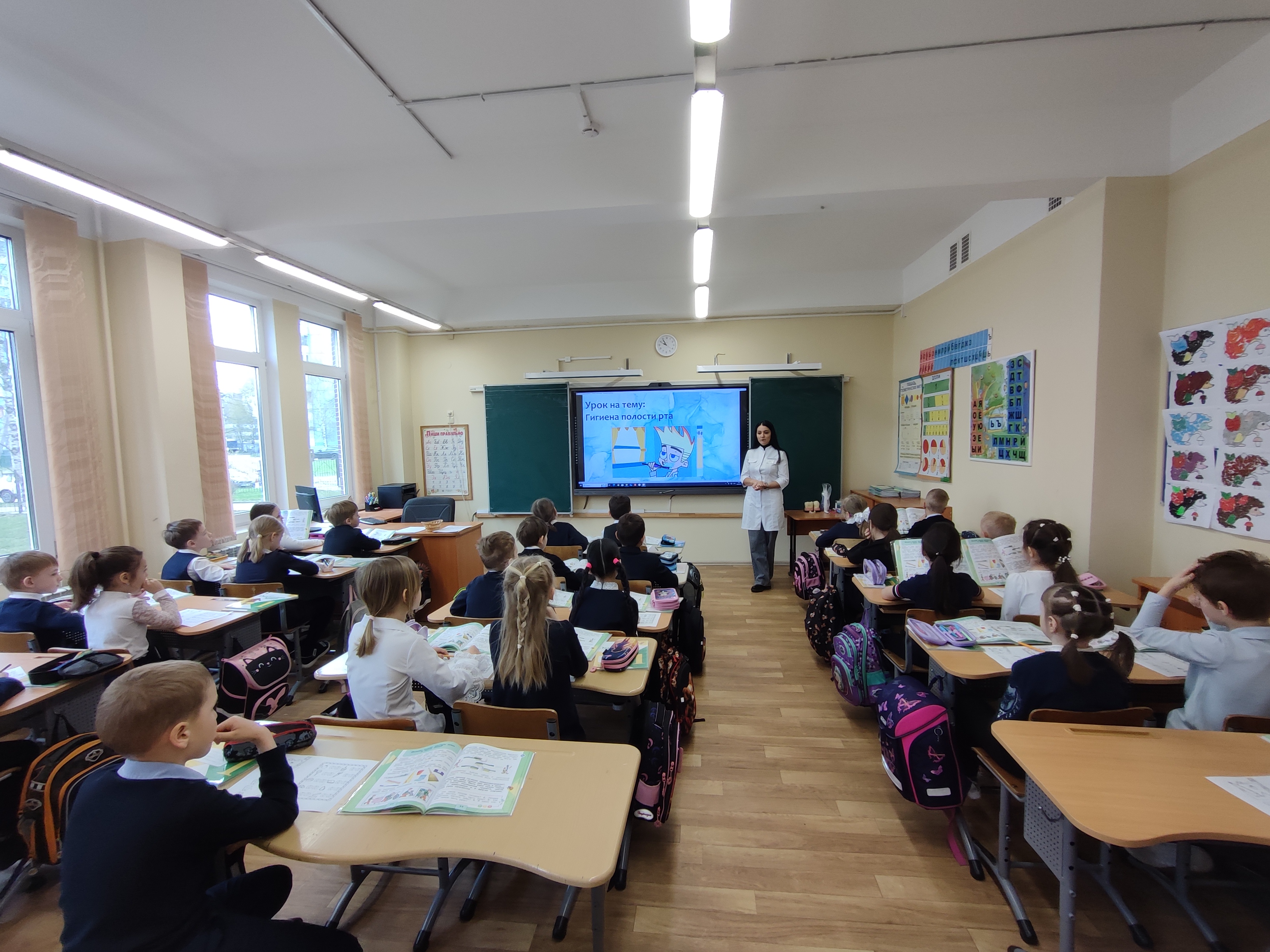 Первоклассники познакомились с профессией стоматолога.