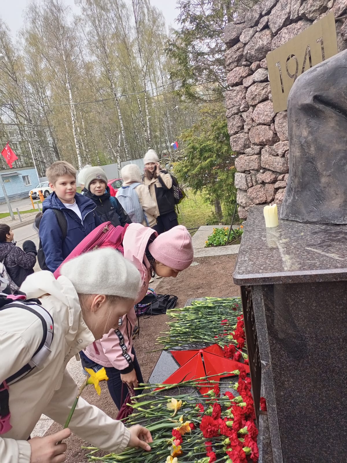 Школьники возложили цветы к памятнику «Алеша».